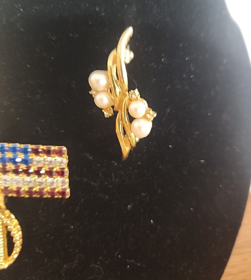 Random Gold Tone And Rhinestone/Pearl Brooch Set - Picture 4 of 5